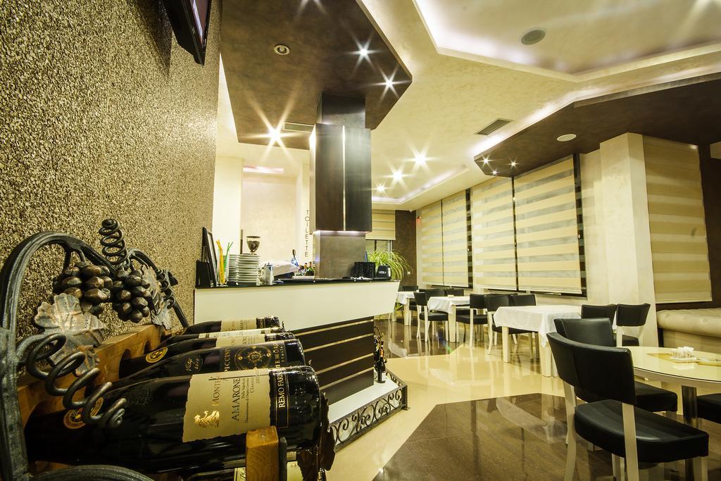 Hotel Oasis Podgorica Esterno foto