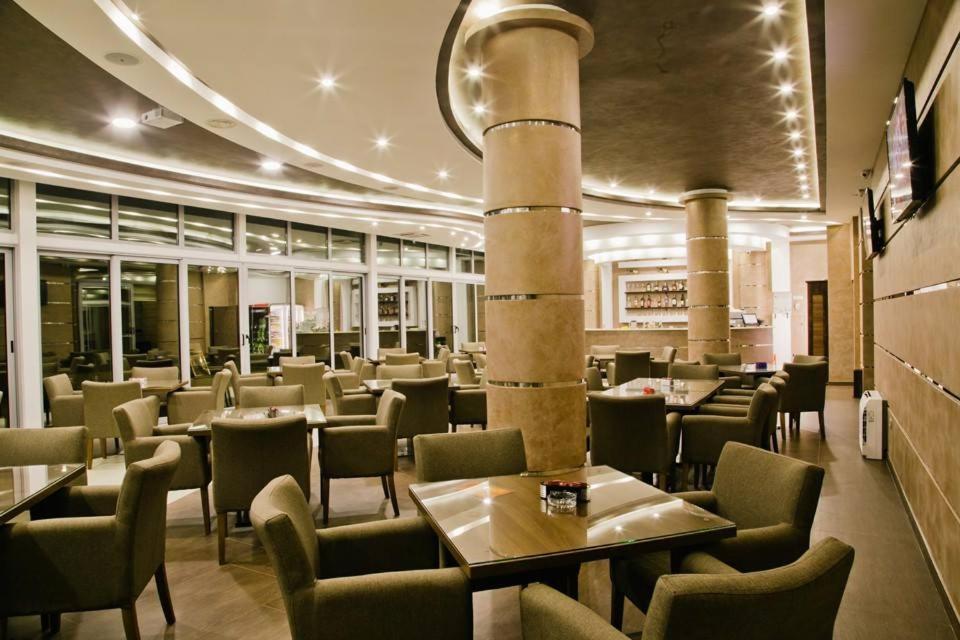 Hotel Oasis Podgorica Esterno foto