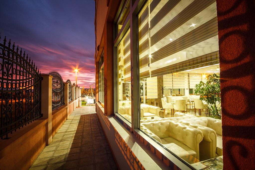 Hotel Oasis Podgorica Esterno foto